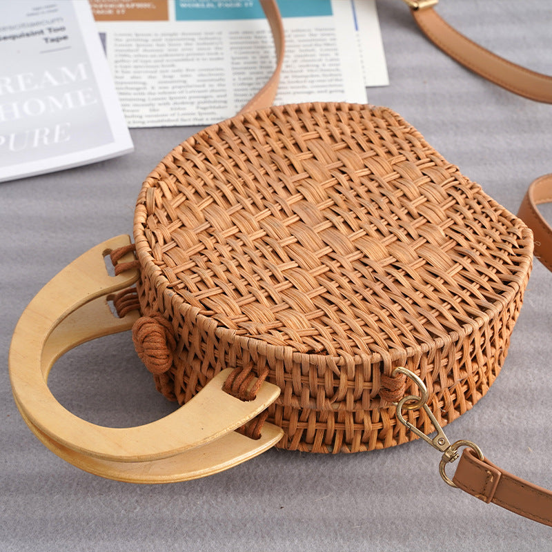 Vacation photography rattan woven bag, women's wooden hard handle hand-held small round bag, beach bag, crossbody bag weaving technique